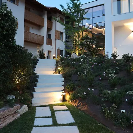 Aparthotel Midum Luxuryapartments Con Giardino 4*